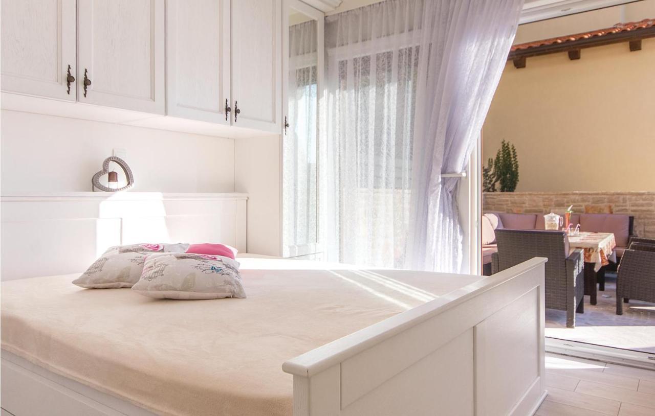 Lovely Apartment In Medulin With Kitchen Екстериор снимка