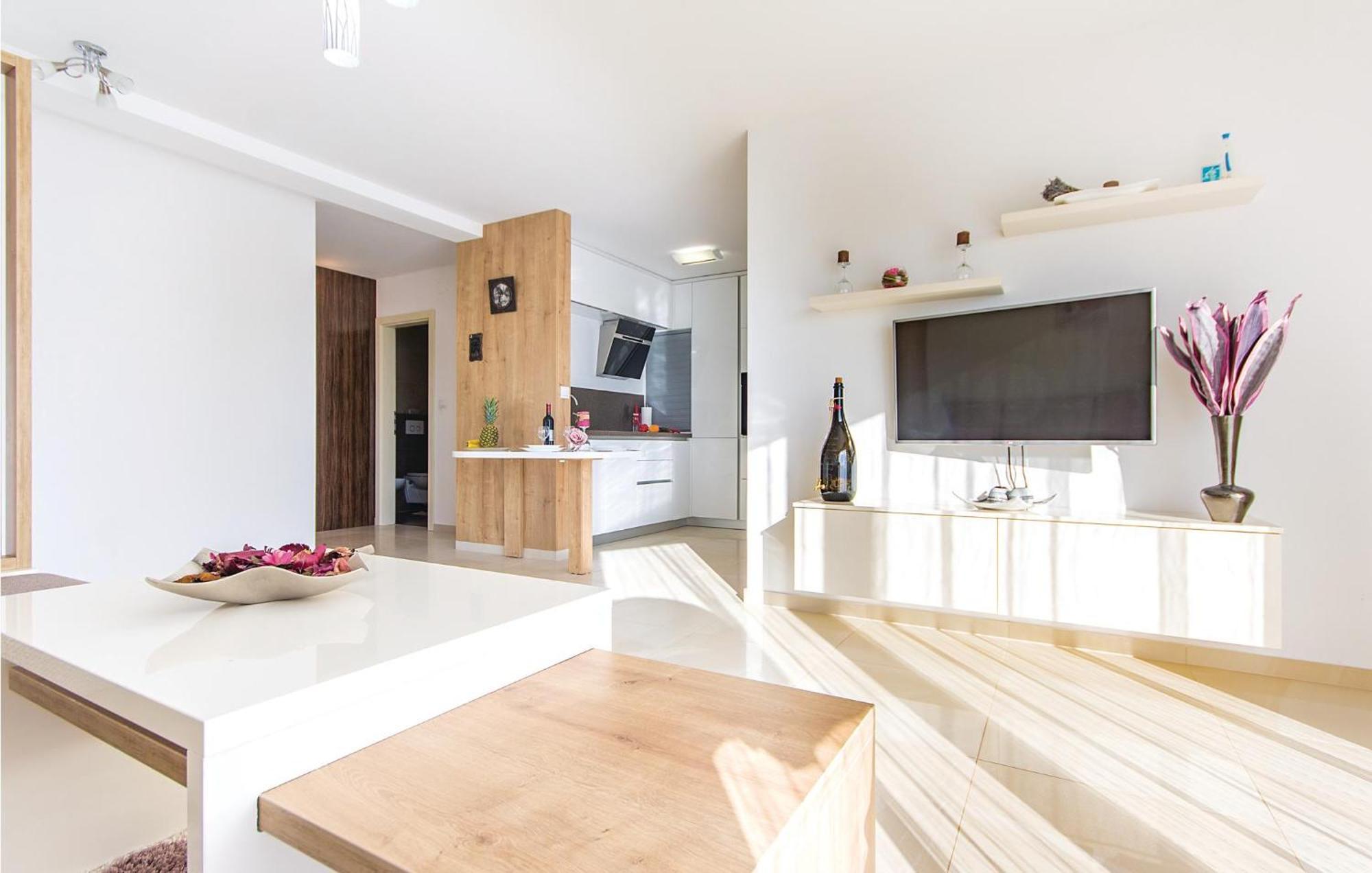 Lovely Apartment In Medulin With Kitchen Екстериор снимка